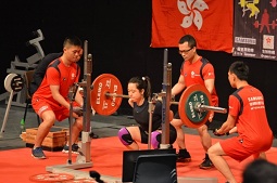 香港浸會大學學生打破香港健力錦標賽四項紀錄